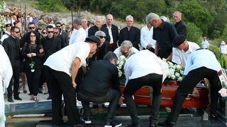 Posljednji ispraćaj Olivera Dragojevića na groblju Sveti Roko u Veloj Luci Posljednji ispraćaj Olivera Dragojevića na groblju Sveti Roko u Veloj Luci