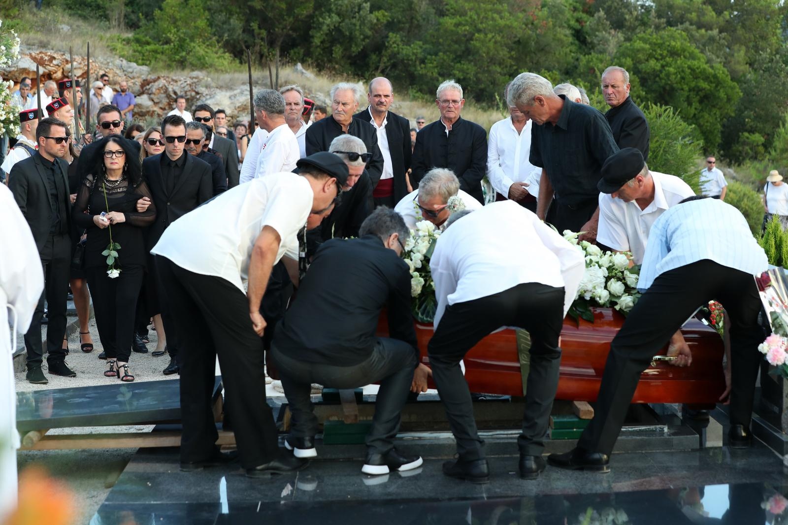 Posljednji ispraćaj Olivera Dragojevića na groblju Sveti Roko u Veloj Luci Posljednji ispraćaj Olivera Dragojevića na groblju Sveti Roko u Veloj Luci