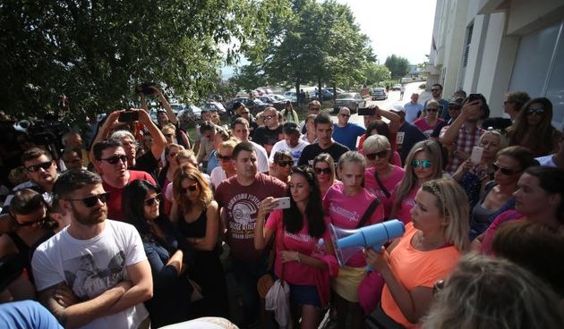 Građani prosvjedom pokušavaju spriječiti ovrhu nad sedmogodišnjim Cesareom