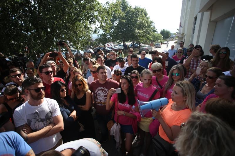 Građani prosvjedom pokušavaju spriječiti ovrhu nad sedmogodišnjim Cesareom Građani prosvjedom pokušavaju spriječiti ovrhu nad sedmogodišnjim Cesareom