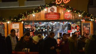 Advent u Zadru: Neno Belan i Fiumensi raspjevali i rasplesali i staro i mlado na Trgu Petra Zoranića Advent u Zadru: Neno Belan i Fiumensi raspjevali i rasplesali i staro i mlado na Trgu Petra Zoranića