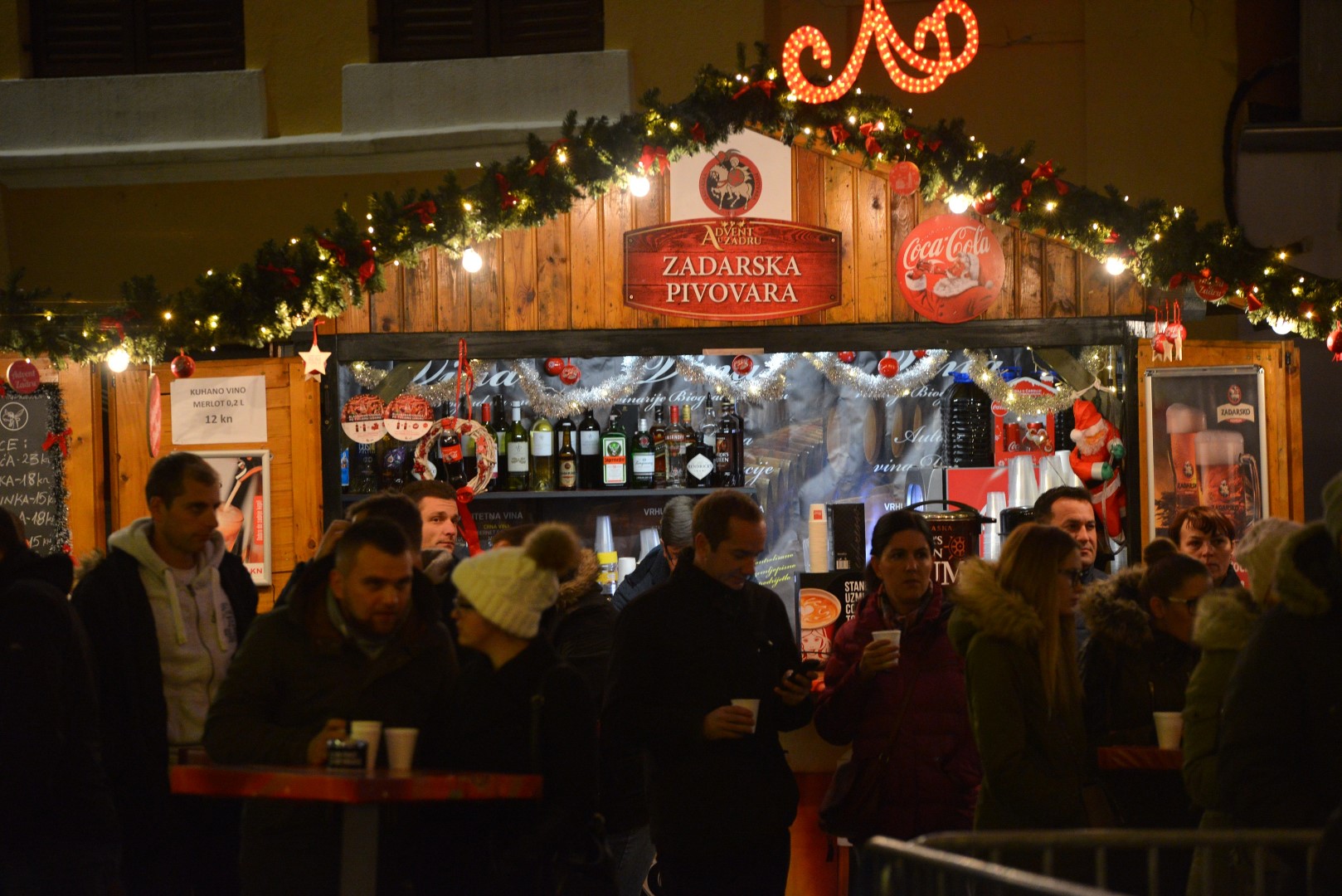 Advent u Zadru: Neno Belan i Fiumensi raspjevali i rasplesali i staro i mlado na Trgu Petra Zoranića Advent u Zadru: Neno Belan i Fiumensi raspjevali i rasplesali i staro i mlado na Trgu Petra Zoranića