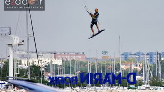 Guštanje surfera u jakom jugu Guštanje surfera u jakom jugu