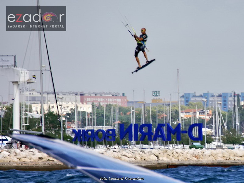 Guštanje surfera u jakom jugu Guštanje surfera u jakom jugu