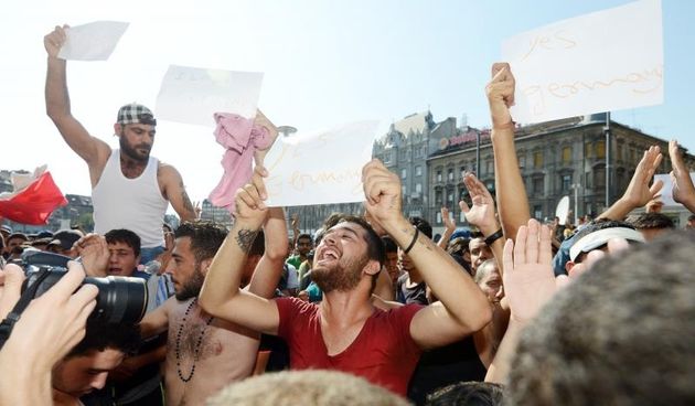 Izbjeglice i imigranti na željezničkom kolodvoru Keleti ulicama Budimpešte, Photo: Marko Jurinec/PIXSELL