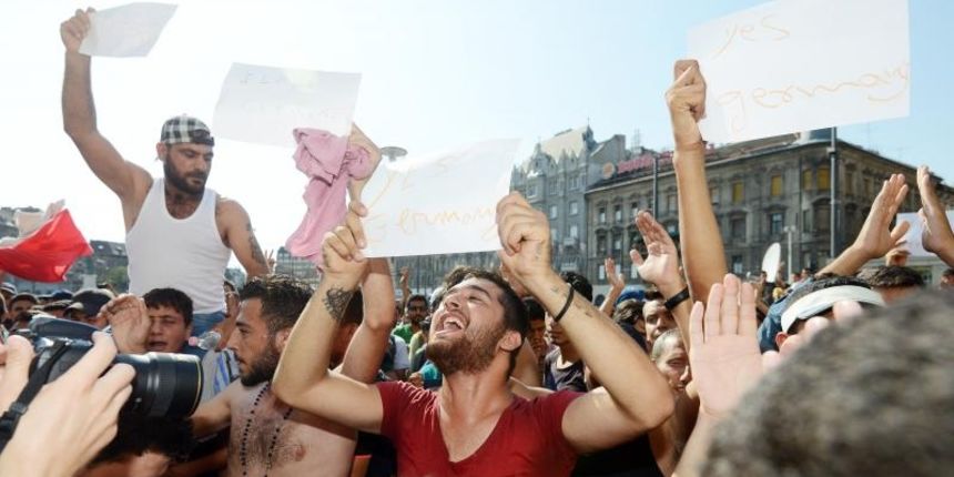 Izbjeglice i imigranti na željezničkom kolodvoru Keleti ulicama Budimpešte, Photo: Marko Jurinec/PIXSELL Izbjeglice i imigranti na željezničkom kolodvoru Keleti ulicama Budimpešte, Photo: Marko Jurinec/PIXSELL