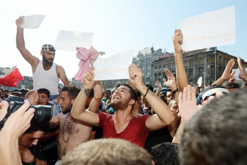 Izbjeglice i imigranti na željezničkom kolodvoru Keleti ulicama Budimpešte, Photo: Marko Jurinec/PIXSELL Izbjeglice i imigranti na željezničkom kolodvoru Keleti ulicama Budimpešte, Photo: Marko Jurinec/PIXSELL