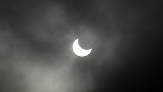 Vaarzdin, 040111.
Na zalost zbog gustih oblaka varazdinci nisu mogli uzivati u pomracini sunca. Sunce je tek povremeno provirilo kroz oblake i spektakularno prikazalo moc prirode.
Foto: Zeljko Hajdinjak / Cropix