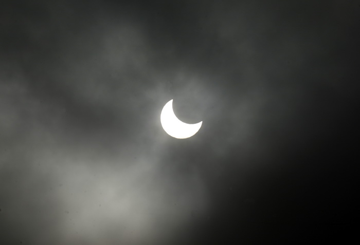 Vaarzdin, 040111.
Na zalost zbog gustih oblaka varazdinci nisu mogli uzivati u pomracini sunca. Sunce je tek povremeno provirilo kroz oblake i spektakularno prikazalo moc prirode.
Foto: Zeljko Hajdinjak / Cropix