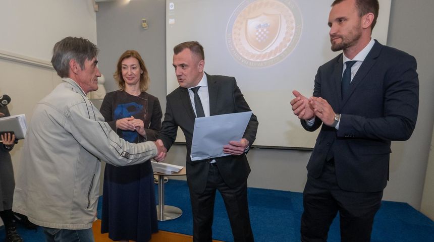 Uručeni ključevi stanova petorici hrvatskih ratnih vojnih invalida Uručeni ključevi stanova petorici hrvatskih ratnih vojnih invalida