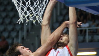 Zadar, 180710.
Dvorana Kresimira Cosica na Visnjiku.
Kosarkaska utakmica za 3.mjesto Prvenstva Europe do 20 godina izmedju Hrvatske i Spanjolske.
Na fotografiji : Mario Delas u napadu
Foto : Vladimir Ivanov / CROPIX