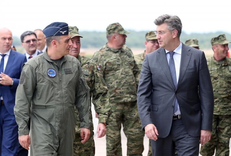 Plenković i Krstičević posjetili zračnu bazu Zemunik i protupožarnu eskadrilu Plenković i Krstičević posjetili zračnu bazu Zemunik i protupožarnu eskadrilu
