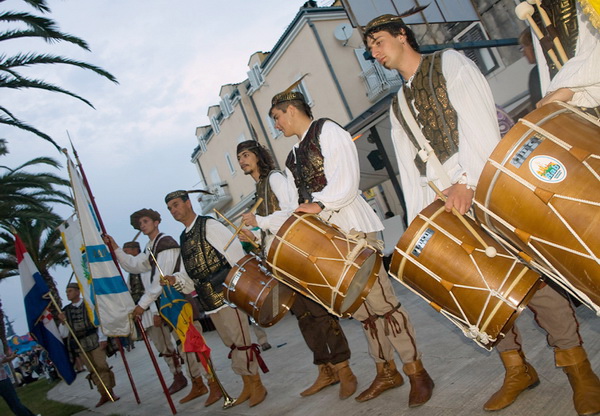 Biograd: Mazoretkinje, gradska glazba i srednjovjekovni biogradski kostimi