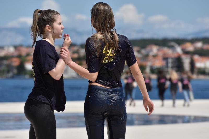 Ludijada zadarskih maturanata uz pjesmu i kupanje na Morskim orguljama. Foto: Dino Stanin/PIXSELL Ludijada zadarskih maturanata uz pjesmu i kupanje na Morskim orguljama. Foto: Dino Stanin/PIXSELL