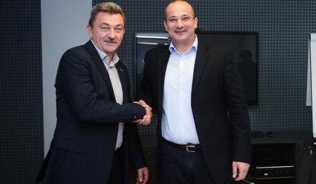 Kandidat za predsjednika SDP-a Orsat Miljenic, predao je u sjedistu SDP-a prikupljene potpise potpore za predsjednika stranke. Photo: Marko Prpic/PIXSELL