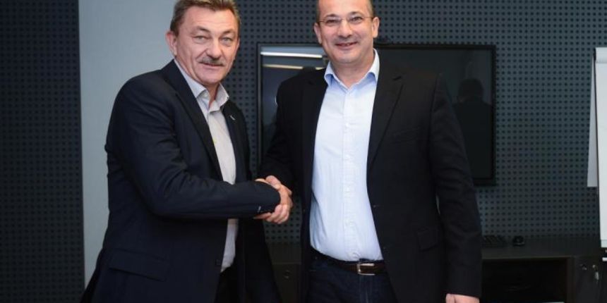 Kandidat za predsjednika SDP-a Orsat Miljenic, predao je u sjedistu SDP-a prikupljene potpise potpore za predsjednika stranke. Photo: Marko Prpic/PIXSELL