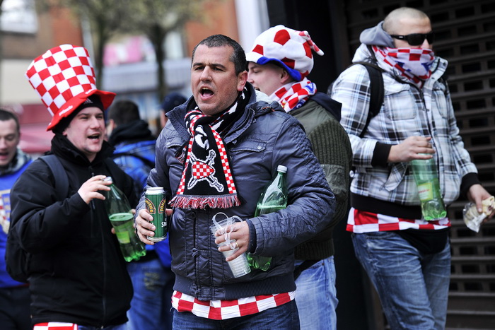 Swansea (Wales), 260313.
Swansea uoci kvalifikacijske utakmice za Svjetsko prvenstvo u Brazilu, 2014. godine, izmedju reprezentacija Walesa i Hrvatske.
Hrvatski navijaci u centru grada, prije vecerasnje nogometne utakmice .
Foto: Boris Kovacev / CROPIX