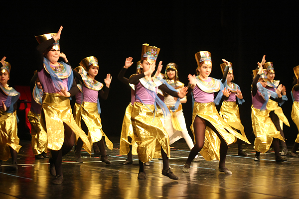 “Karnevalski vremeplov” plesne udruge “Gesta” (foto:Saša Čuka) “Karnevalski vremeplov” plesne udruge “Gesta” (foto:Saša Čuka)