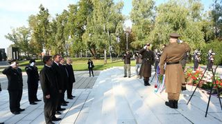 08.10.2013., Zagreb – U povodu Dana neovisnosti na groblju Mirogoju polozeni su zajednicki vijenci predsjednika Republike Hrvatske, predsjednika Hrvatskoga sabora, predsjednika Vlade RH, izaslanstva Oruzanih snaga i izaslanstvo Ravnateljstva policije. U p