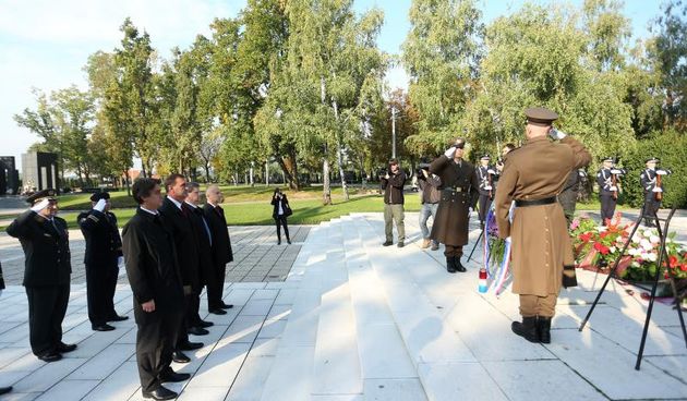 08.10.2013., Zagreb – U povodu Dana neovisnosti na groblju Mirogoju polozeni su zajednicki vijenci predsjednika Republike Hrvatske, predsjednika Hrvatskoga sabora, predsjednika Vlade RH, izaslanstva Oruzanih snaga i izaslanstvo Ravnateljstva policije. U p