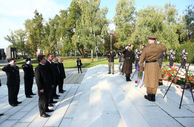 08.10.2013., Zagreb – U povodu Dana neovisnosti na groblju Mirogoju polozeni su zajednicki vijenci predsjednika Republike Hrvatske, predsjednika Hrvatskoga sabora, predsjednika Vlade RH, izaslanstva Oruzanih snaga i izaslanstvo Ravnateljstva policije. U p