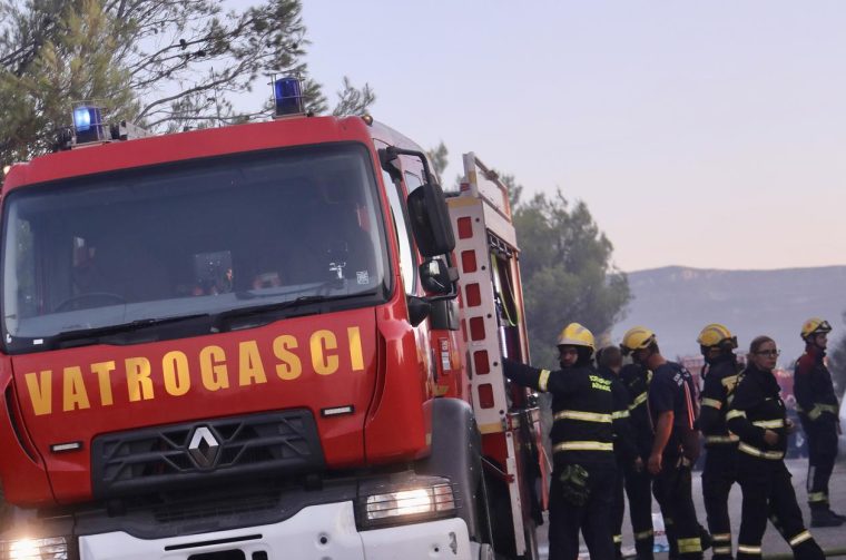 Župan Boban i Ante Sanader u obilasku požarišta na Čiovu