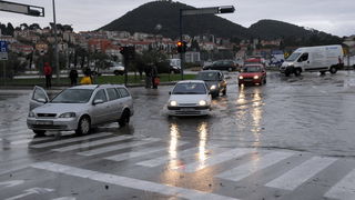 Dubrovnik, 221110.
Velike kolicine kise koje su padale danas na dubrovackom podrucju izazvale su velike poplave , odrone, sto je uveliko otezavalo pjesacki o cestovni promet. Zbog oborina na prometnici , u ulici  Obala Ivana Pavla II , u tzv. Solskoj bazi