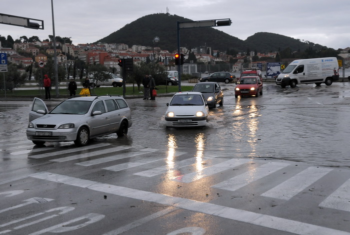Dubrovnik, 221110.
Velike kolicine kise koje su padale danas na dubrovackom podrucju izazvale su velike poplave , odrone, sto je uveliko otezavalo pjesacki o cestovni promet. Zbog oborina na prometnici , u ulici  Obala Ivana Pavla II , u tzv. Solskoj bazi
