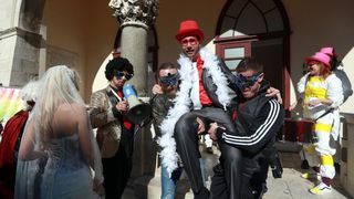 Splitski karneval: Vjenčanje Ave Karabatić i Ivana Pernara na splitskoj rivi