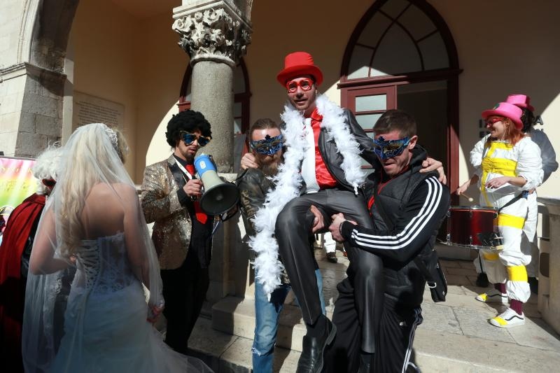 Splitski karneval: Vjenčanje Ave Karabatić i Ivana Pernara na splitskoj rivi