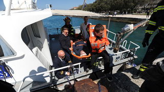 Zadar, 190413.
Pokazno-edukacijska vjezba spasavanja na moru “More i sigurnost” na moru ispred Morskih orgulja; sudjelovalo je 14 institucija (policija, vatrogasci, Crveni kriz, hitna pomoc, ronilacki klubovi…). Simuliran je pozar na Jadrolinijinom traj