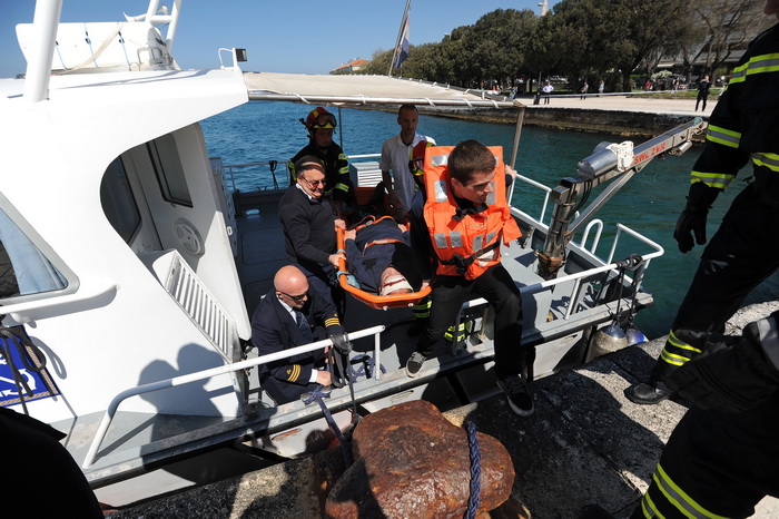 Zadar, 190413.
Pokazno-edukacijska vjezba spasavanja na moru “More i sigurnost” na moru ispred Morskih orgulja; sudjelovalo je 14 institucija (policija, vatrogasci, Crveni kriz, hitna pomoc, ronilacki klubovi…). Simuliran je pozar na Jadrolinijinom traj