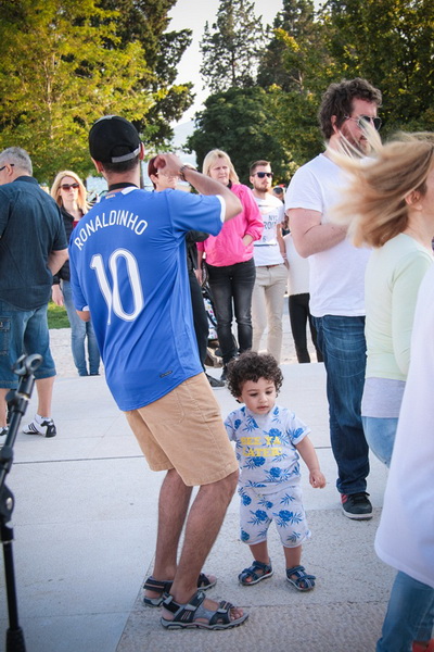 Glazbeno scenski nastup “Iskra ljubavi za mir” i grupna meditacija na Forumu