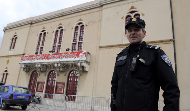 Za vrijeme govora dr. Hebranga navodno je nesto ubaceno u sustav klime u kazalistu sto je natjeralo prisutne da izadju vani. Na slici: policija ispred kazalista. Foto: Niksa Stipanicev / CROPIX