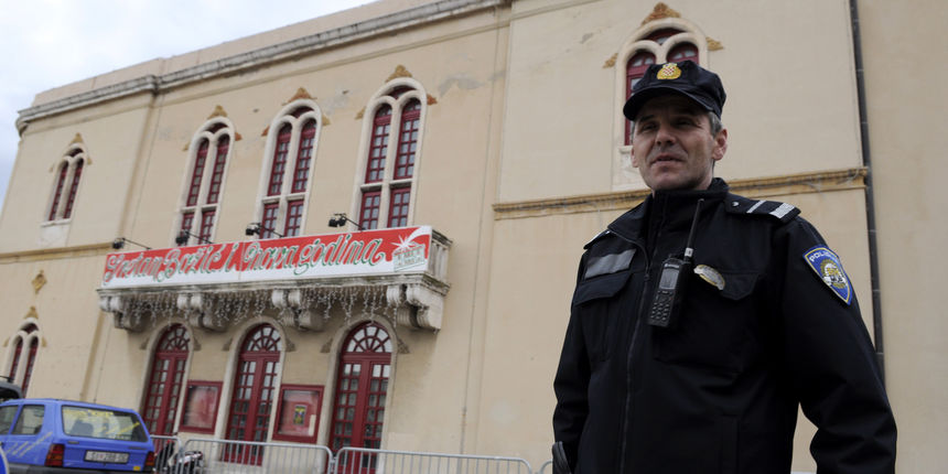 Za vrijeme govora dr. Hebranga navodno je nesto ubaceno u sustav klime u kazalistu sto je natjeralo prisutne da izadju vani. Na slici: policija ispred kazalista. Foto: Niksa Stipanicev / CROPIX Za vrijeme govora dr. Hebranga navodno je nesto ubaceno u sustav klime u kazalistu sto je natjeralo prisutne da izadju vani. Na slici: policija ispred kazalista. Foto: Niksa Stipanicev / CROPIX