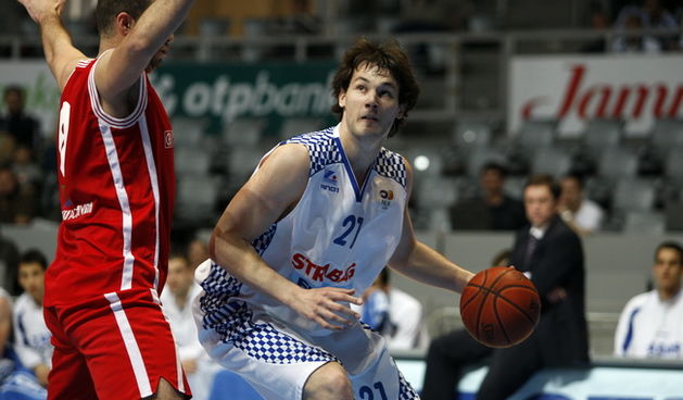 Zadar, 270410. 
Dvorana Kresimira Cosica. 
Kosarkaska utakmica KK Zadar – KK Svijetlos Brod. 
Na slici: igrac Zadra (bijeli) Miro Bilan.
Foto: Jure Miskovic / CROPIX