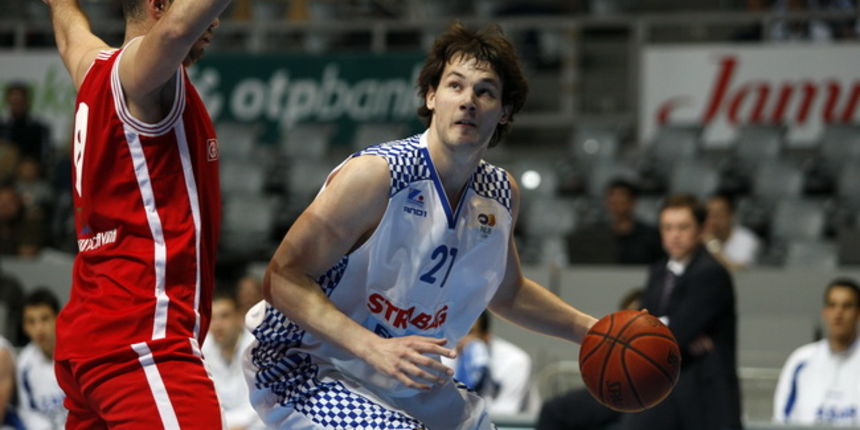 Zadar, 270410. 
Dvorana Kresimira Cosica. 
Kosarkaska utakmica KK Zadar – KK Svijetlos Brod. 
Na slici: igrac Zadra (bijeli) Miro Bilan.
Foto: Jure Miskovic / CROPIX