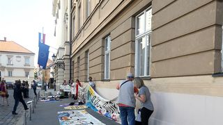 Otočani Markov trg pretvorili u plažu Otočani Markov trg pretvorili u plažu