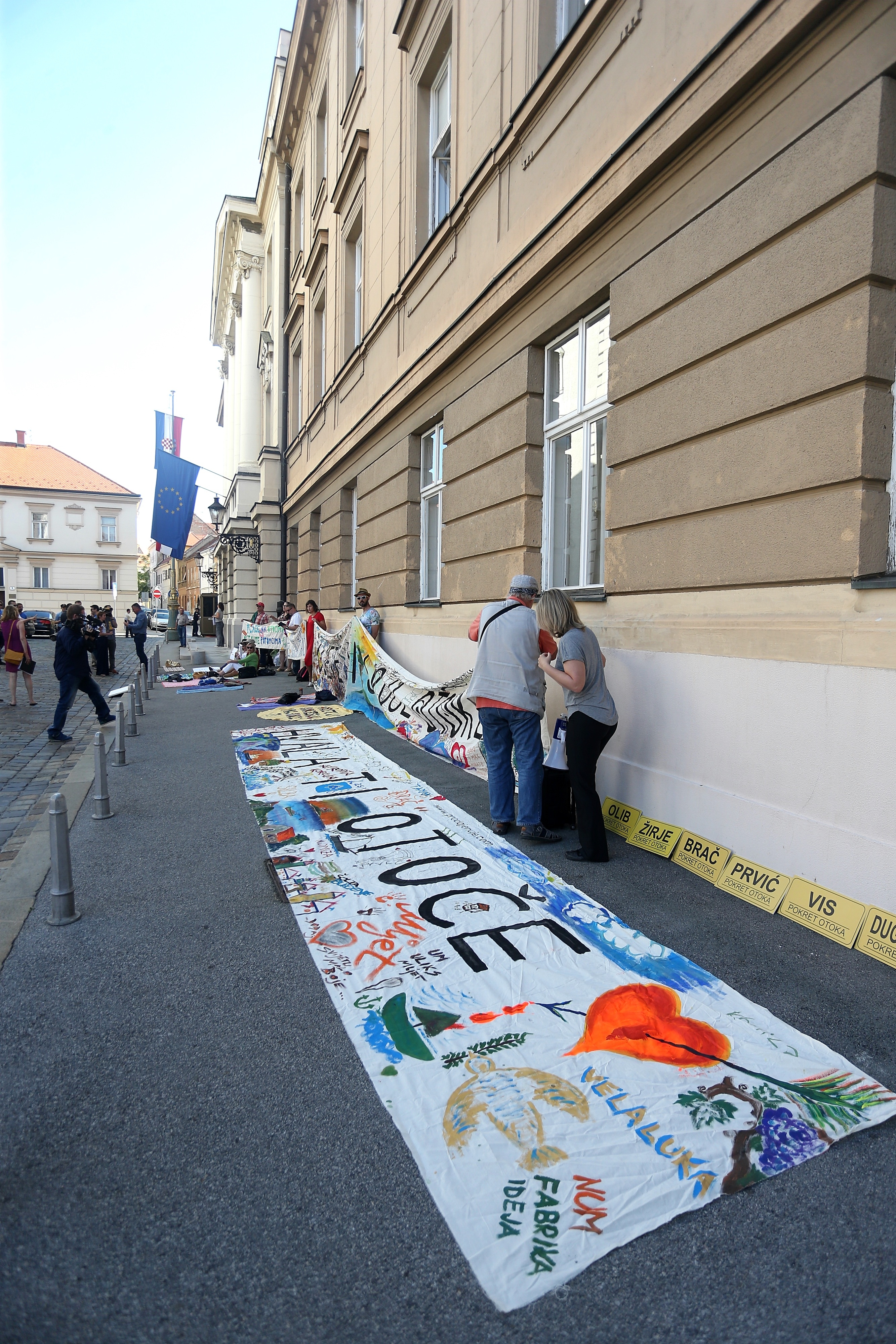 Otočani Markov trg pretvorili u plažu Otočani Markov trg pretvorili u plažu