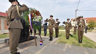 Predsjednica Kolinda Grabar Kitarović položila vijenac i zapalila svijeće za žrtve Škabrnje, Foto: Dino Stanin/PIXSELL