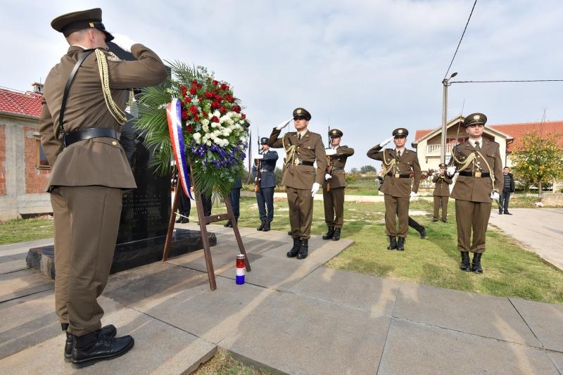 Predsjednica Kolinda Grabar Kitarović položila vijenac i zapalila svijeće za žrtve Škabrnje, Foto: Dino Stanin/PIXSELL