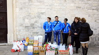 Zadarski sportaši i sportski novinari velikog srca napunili Socijalnu samoposlugu Zadarski sportaši i sportski novinari velikog srca napunili Socijalnu samoposlugu