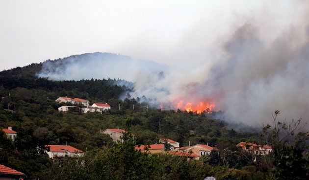 Selce, 230712.
Pozar koji je jutros planuo izmedju Novog Vinodolskog i Selca jos uvijek nije lokaliziran  i prosirio se nadomak kuca u Crikvenici te je neke i zahvatio.
Vatrogasne jedinice pojacane svijezim snagama iz drugih centara ulazu maksimalne napor