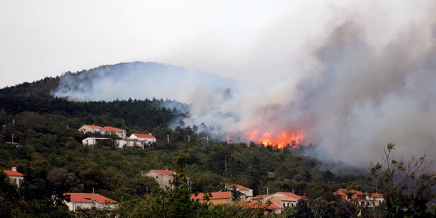 Selce, 230712.
Pozar koji je jutros planuo izmedju Novog Vinodolskog i Selca jos uvijek nije lokaliziran i prosirio se nadomak kuca u Crikvenici te je neke i zahvatio.
Vatrogasne jedinice pojacane svijezim snagama iz drugih centara ulazu maksimalne napor Selce, 230712.
Pozar koji je jutros planuo izmedju Novog Vinodolskog i Selca jos uvijek nije lokaliziran i prosirio se nadomak kuca u Crikvenici te je neke i zahvatio.
Vatrogasne jedinice pojacane svijezim snagama iz drugih centara ulazu maksimalne napor