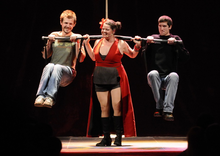 Zagreb, 291011.
Veceras je u staroj tvornici Jedinstvo odrzana jos jedna vecer 7. Festivala novog cirkusa, koji traje od 25.10. do 30.10. Veceras je odrzana cabaret predstava Red room.
Na fotografiji: nastup Betty Brawn.
Foto: Admir Buljubasic / CROPIX Zagreb, 291011.
Veceras je u staroj tvornici Jedinstvo odrzana jos jedna vecer 7. Festivala novog cirkusa, koji traje od 25.10. do 30.10. Veceras je odrzana cabaret predstava Red room.
Na fotografiji: nastup Betty Brawn.
Foto: Admir Buljubasic / CROPIX