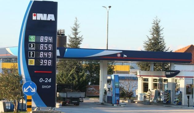 Cijene goriva na benzinskin crpkama su se promjenile i povecaler se. Benzin je poskupio za 4 lipe, diesel za 2 lipe dok je plin za automobile pojeftinio za 29 lipa, a plin za kucanstvo cak 7 kuna. Photo: Dusko Jaramaz/PIXSELL