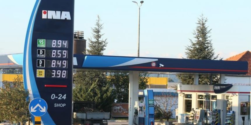 Cijene goriva na benzinskin crpkama su se promjenile i povecaler se. Benzin je poskupio za 4 lipe, diesel za 2 lipe dok je plin za automobile pojeftinio za 29 lipa, a plin za kucanstvo cak 7 kuna. Photo: Dusko Jaramaz/PIXSELL Cijene goriva na benzinskin crpkama su se promjenile i povecaler se. Benzin je poskupio za 4 lipe, diesel za 2 lipe dok je plin za automobile pojeftinio za 29 lipa, a plin za kucanstvo cak 7 kuna. Photo: Dusko Jaramaz/PIXSELL