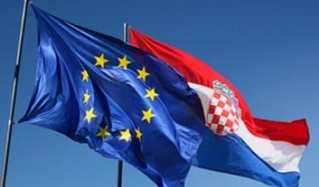 Ispred Europskog parlamenta u Strasbourgu podignuta hrvatska zastava, foto: www.eaccny.com