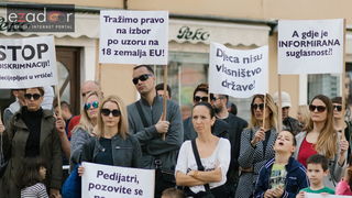 Prosvjedni skup roditelja protiv politike obaveznog cijepljenja Prosvjedni skup roditelja protiv politike obaveznog cijepljenja