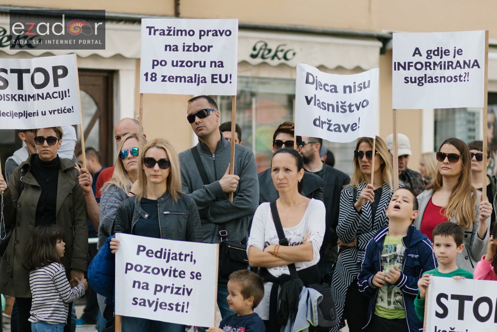 Prosvjedni skup roditelja protiv politike obaveznog cijepljenja Prosvjedni skup roditelja protiv politike obaveznog cijepljenja